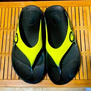 💛🌴OOFOS Neon YELLOW Recovery Sandals Gently worn condition. Size W-10 M-8 EU41